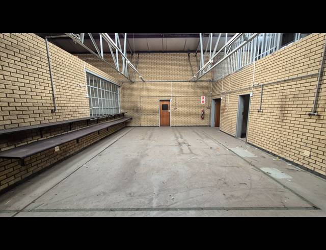2,450M² WAREHOUSE TO LET IN APEX